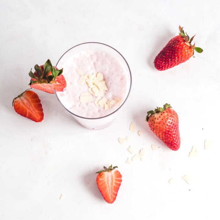 Foto grátis conceito de delicioso smoothie de morango