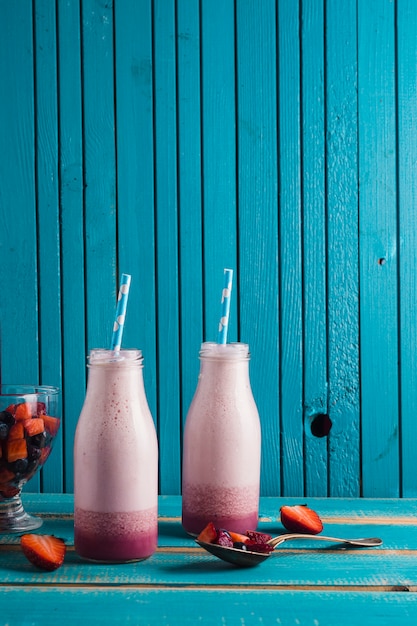 Foto grátis conceito de delicioso smoothie de morango