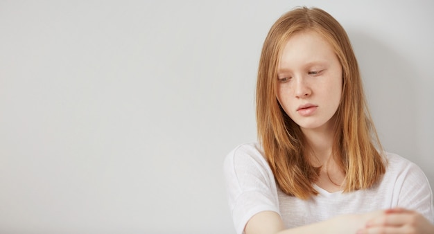 Foto grátis conceito de depressão e isolamento na adolescência