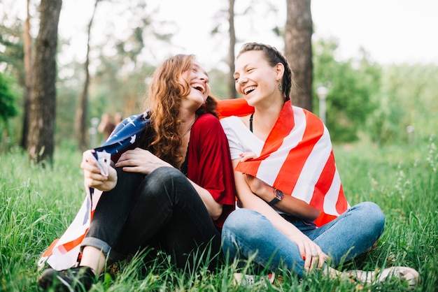 Conceito de dia da independência com meninas na natureza