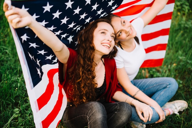 Conceito de dia da independência com meninas na natureza