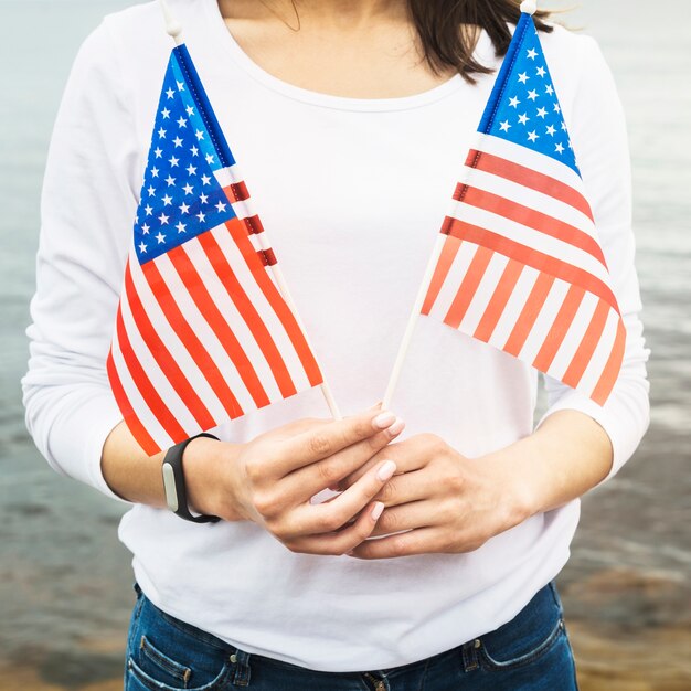 Conceito de dia da independência com mulher no mar