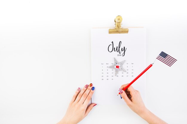 Foto grátis conceito de dia da independência dos eua com calendário e mãos