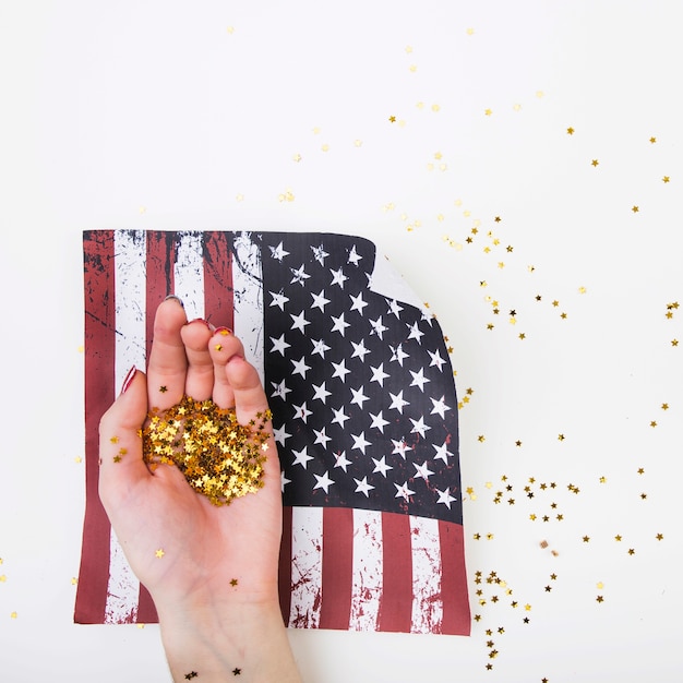 Foto grátis conceito de dia da independência dos eua com confete dourado na mão