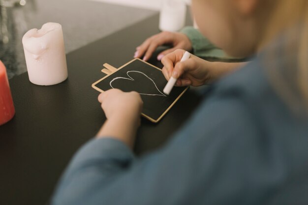 Conceito de dia das mães com garoto desenhando com giz