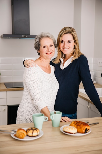 Foto grátis conceito de dia das mães na cozinha