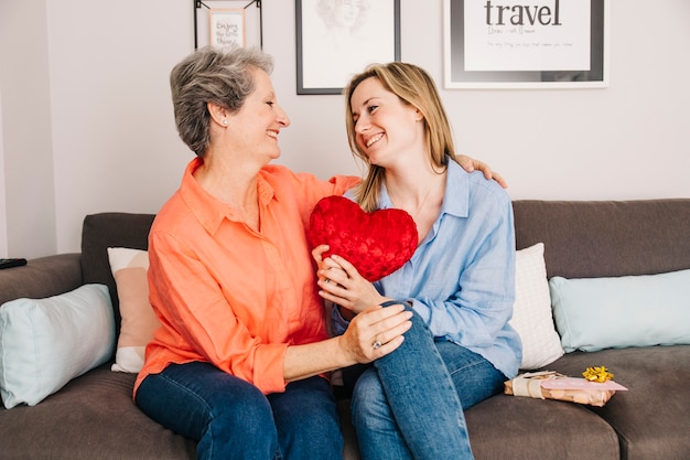 Foto grátis conceito de dia das mães na sala de estar com o coração