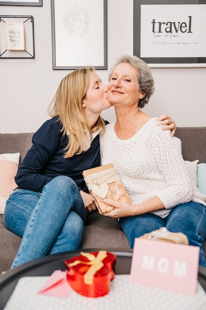 Foto grátis conceito de dia das mães na sala de estar