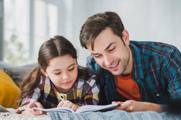 Conceito de dia dos pais com pai e filha lendo
