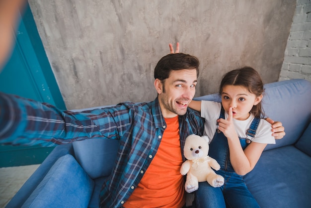 Conceito de dia dos pais com pai e filha tomando selfie