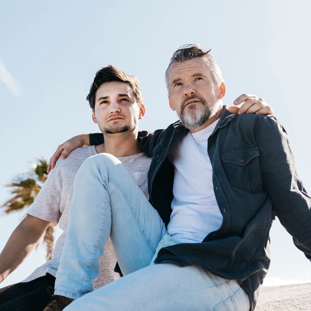 Conceito de dia dos pais com pai e filho sentados juntos