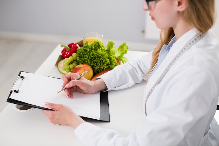 Foto grátis conceito de dieta com cientista feminina e comida saudável
