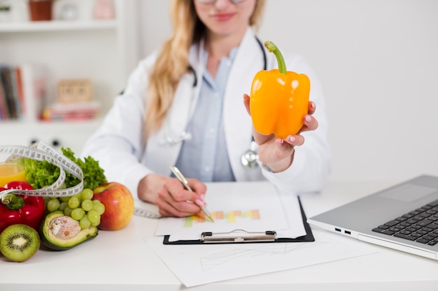 Conceito de dieta com cientista feminina e comida saudável