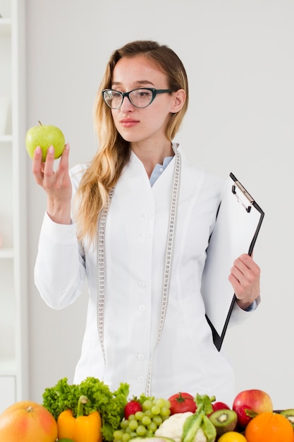 Conceito de dieta com cientista feminina e comida saudável