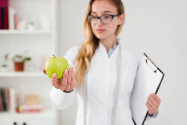 Conceito de dieta com cientista feminina e comida saudável