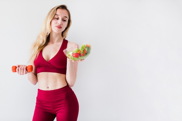 Foto grátis conceito de dieta com mulher esporte e alimentação saudável