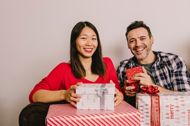 Foto grátis conceito de doação de natal com casal sorridente