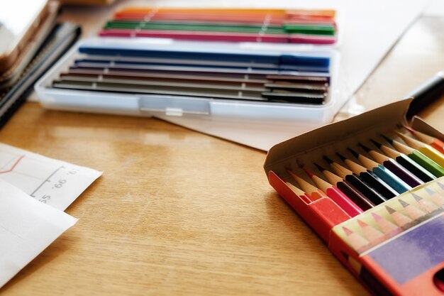 Conceito de educação. estudante estudando e brainstorming conceito de campus. perto de estudantes discutindo seu assunto em livros ou livros didáticos. foco seletivo.