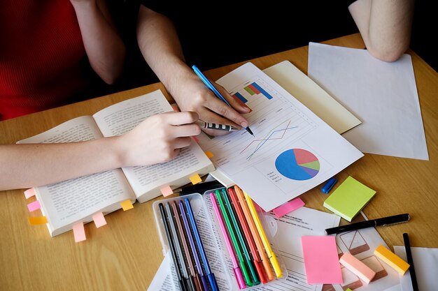 Conceito de educação. Estudante estudando e brainstorming conceito de campus. Perto de estudantes discutindo seu assunto em livros ou livros didáticos. Foco seletivo.