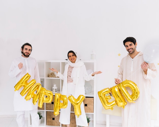 Foto grátis conceito de eid al-fitr com amigos mostrando cartas