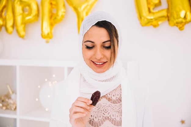 Foto grátis conceito de eid al-fitr com mulher