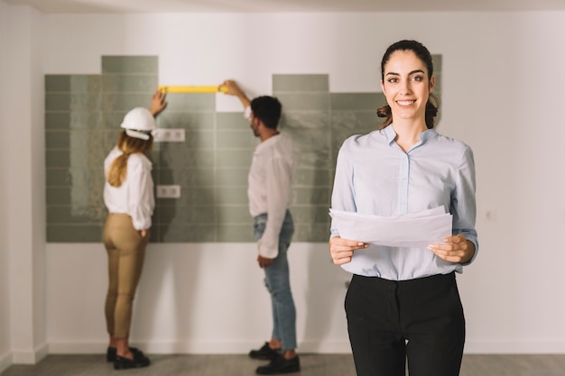 Foto grátis conceito de engenharia com empresária