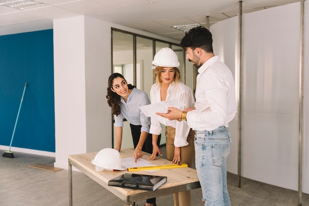 Foto grátis conceito de engenharia com três empresários