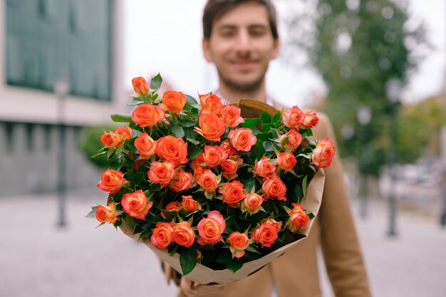 Conceito de entrega de flores. Concentre-se no buquê de flores