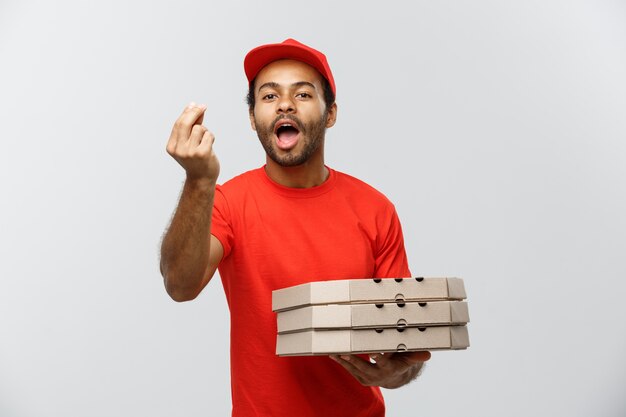 Conceito de entrega - Retrato de Handsome African American Pizza Delivery Man. Isolado no fundo do estúdio cinzento. Espaço de cópia.