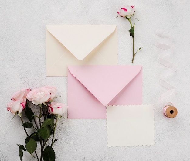 Conceito de envelopes de convite de casamento