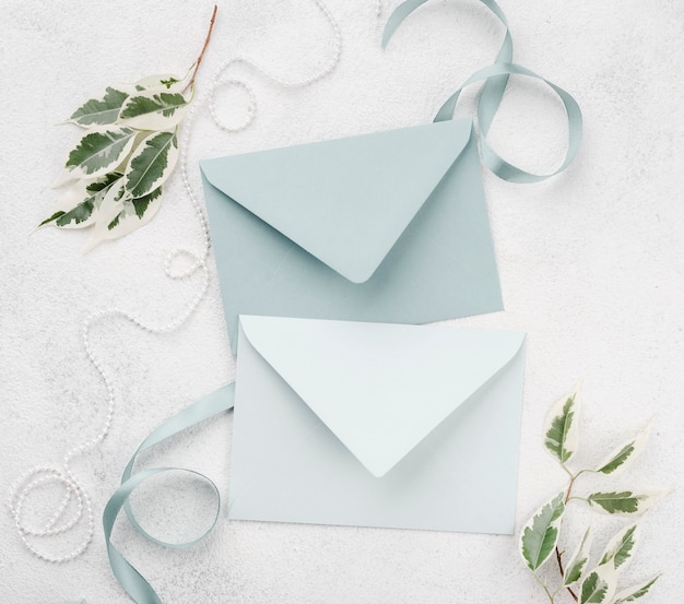 Foto grátis conceito de envelopes de convite de casamento