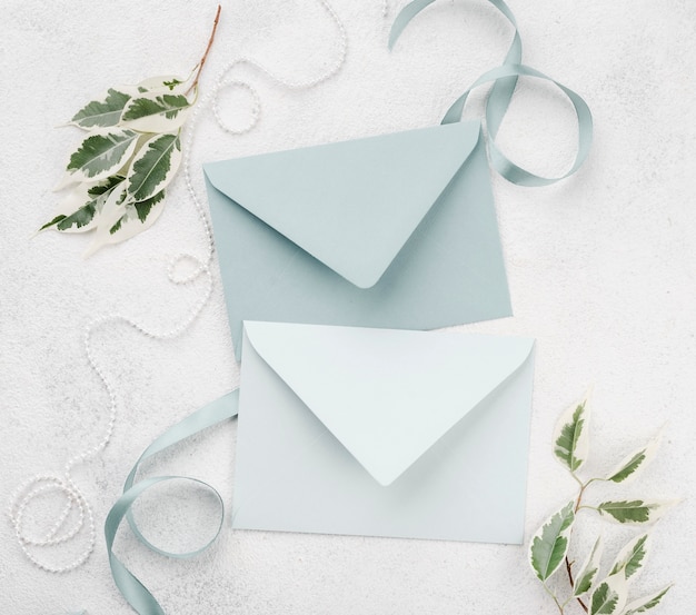 Conceito de envelopes de convite de casamento