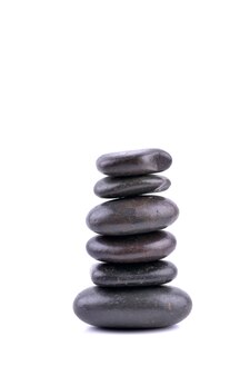 Conceito de equilíbrio de pedras zen isolado no branco