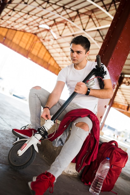 Foto grátis conceito de estilo de vida adolescente com scooter