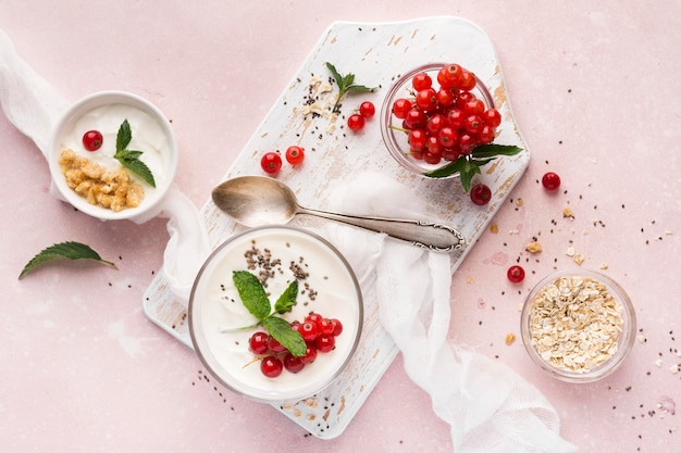 Conceito de estilo de vida de alimentos bio cranberries e iogurte