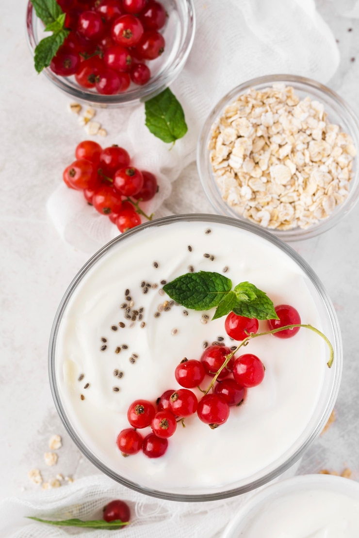 Foto grátis conceito de estilo de vida de alimentos biológicos de iogurte e frutas vermelhas