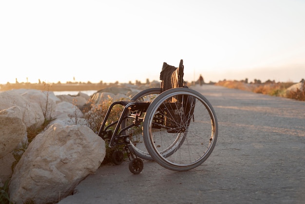 Foto grátis conceito de estilo de vida para cadeira de rodas na praia