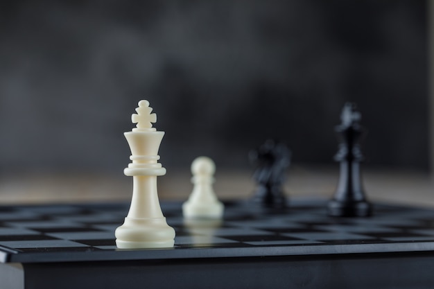 Conceito de estratégia de negócios com o tabuleiro de xadrez com figuras vista lateral.