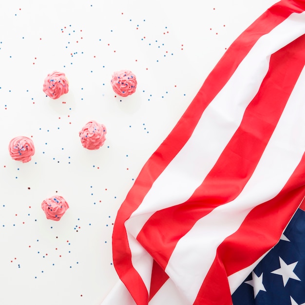 Foto grátis conceito de fast-food com bolinhos e bandeira