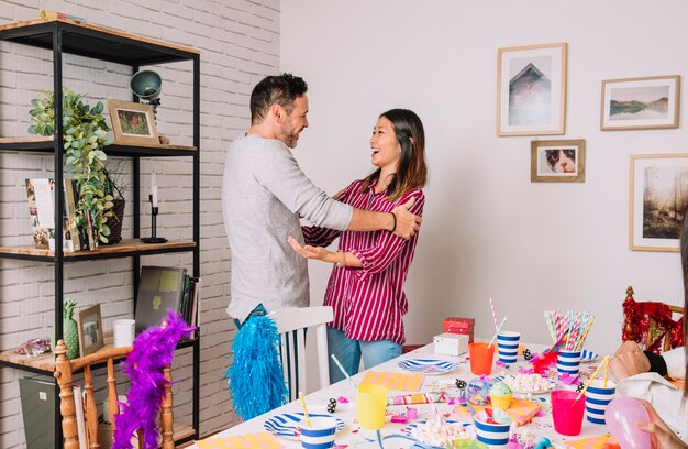 Conceito de festa de aniversário com dois amigos