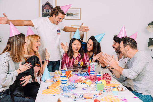 Conceito de festa de aniversário com pessoas alegres