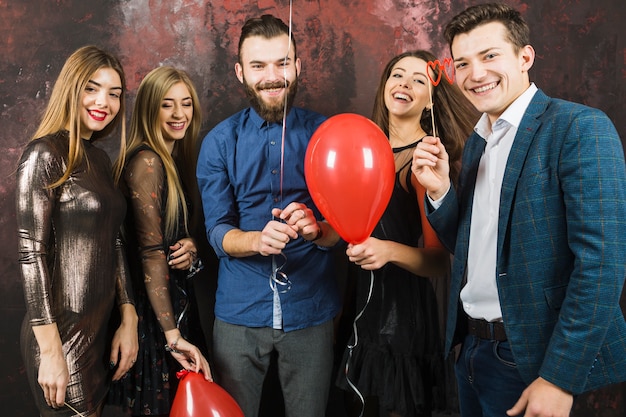 Foto grátis conceito de festa do ano novo com cinco amigos