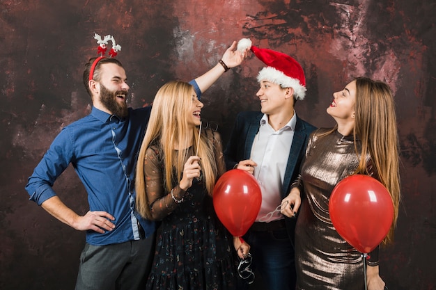 Conceito de festa do ano novo com quatro amigos felizes