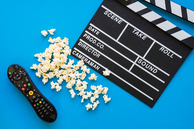 Conceito de filme com clapperboard e controle remoto