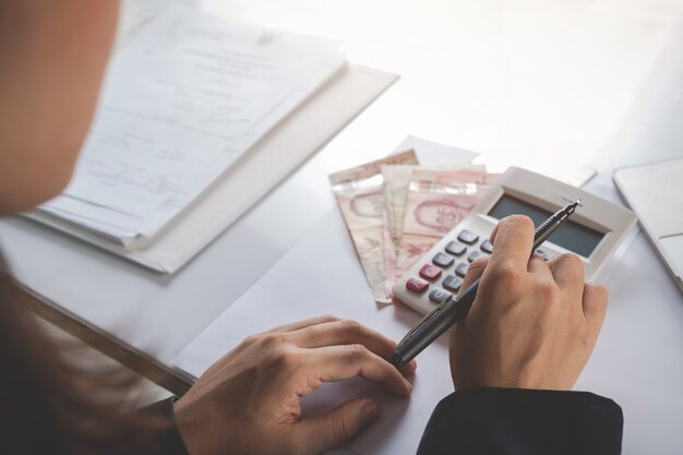 conceito de finanças e contabilidade. mulher de negócios, trabalhando na mesa