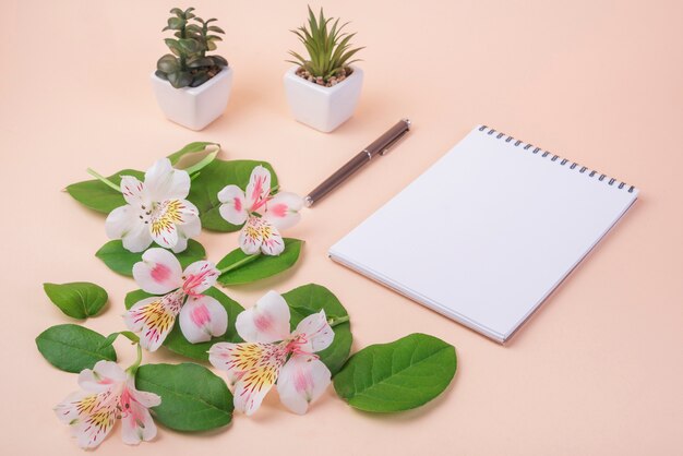 Conceito de flores encantadoras com notebook