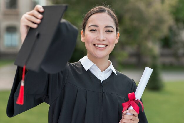 Conceito de formatura com retrato de menina feliz