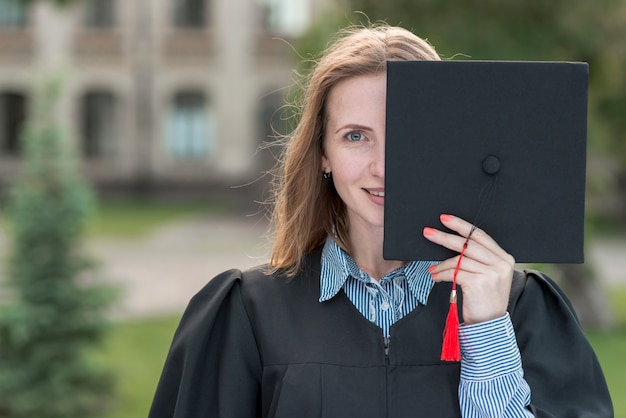 Conceito de formatura com retrato de menina feliz