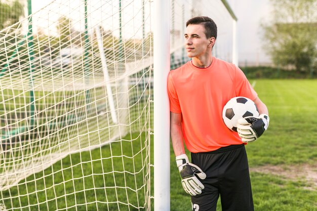 Conceito de futebol amador com goleiro