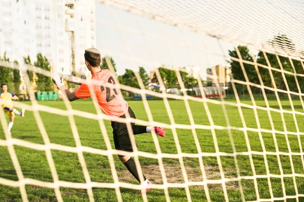 Conceito de futebol amador com goleiro